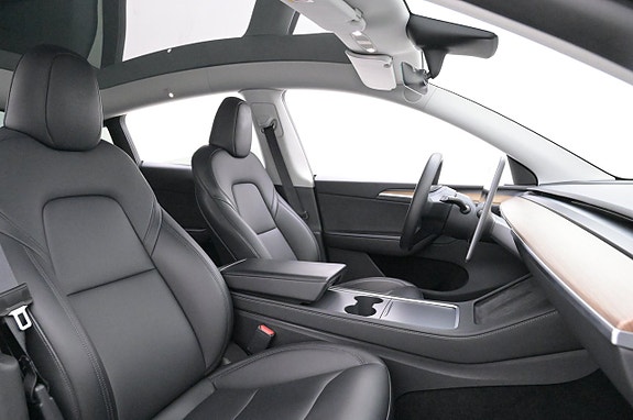 Tesla Model Y 12 of 27