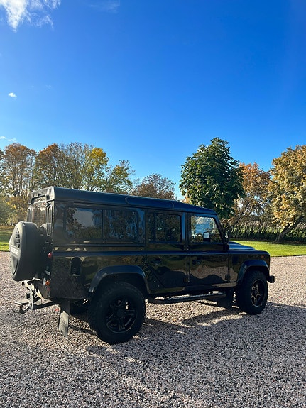 Land Rover Defender 110 2 of 5