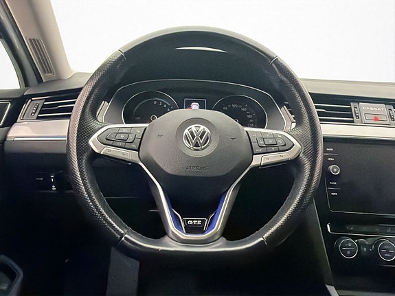 Volkswagen Passat 14 of 30