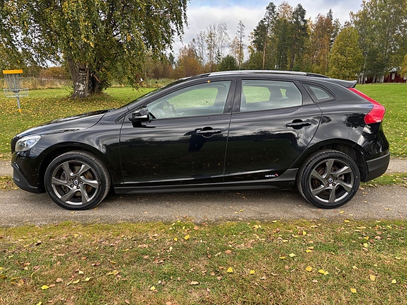 Volvo V40 Cross Country 2 of 12