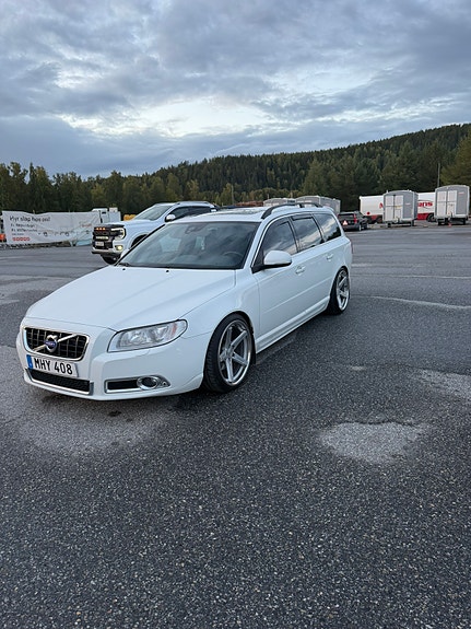 Volvo V70 2 of 5