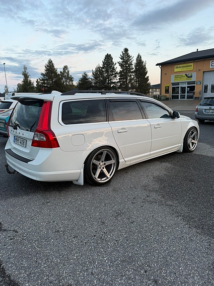 Volvo V70 3 of 5