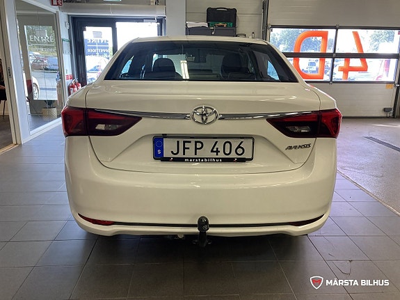 Toyota Avensis 7 of 18
