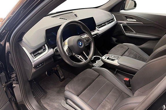 BMW iX1 9 of 16