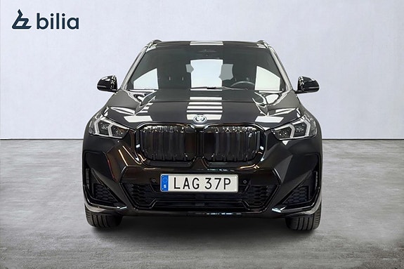 BMW iX1 8 of 16
