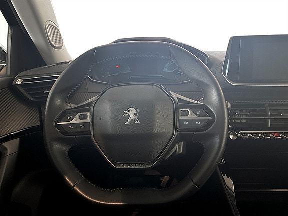 Peugeot e-2008 7 of 15