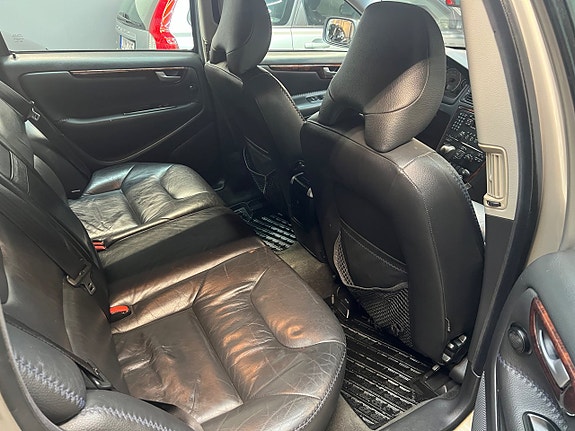 Volvo XC70 15 of 19