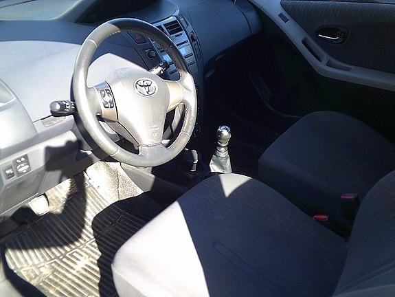 Toyota Yaris 3 of 3
