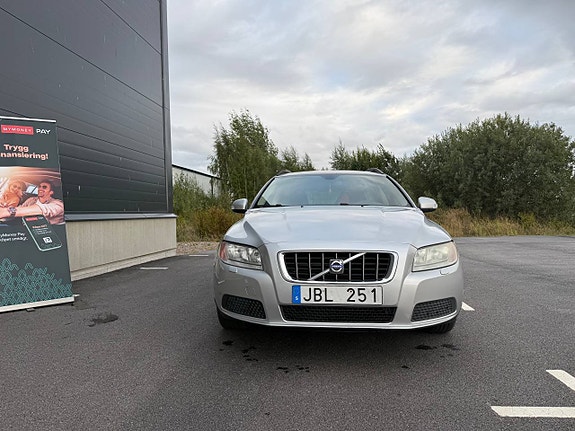 Volvo V70 2 of 7