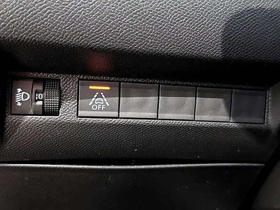 Peugeot e-208 8 of 17