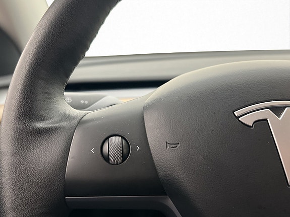 Tesla Model Y 17 of 30