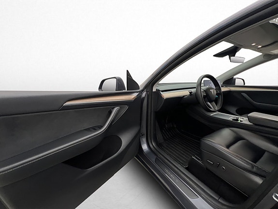 Tesla Model Y 12 of 30