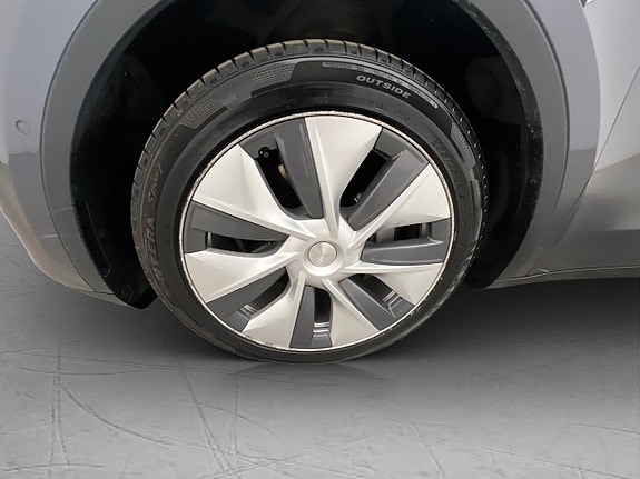 Tesla Model Y 29 of 30