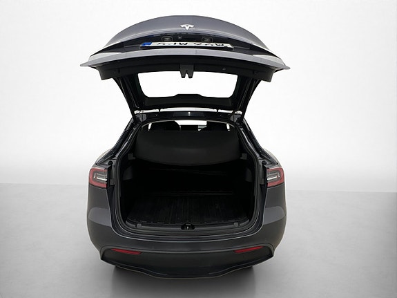 Tesla Model Y 10 of 30