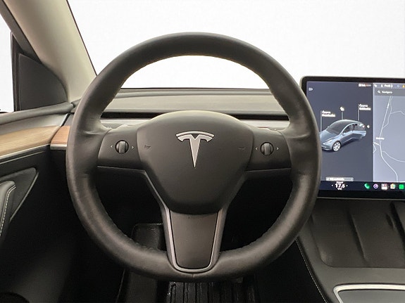 Tesla Model Y 16 of 30