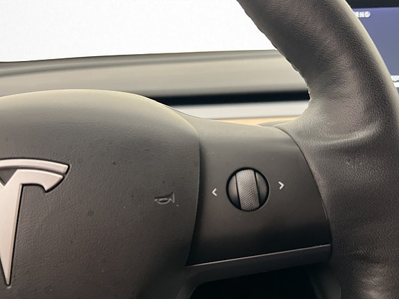 Tesla Model Y 18 of 30