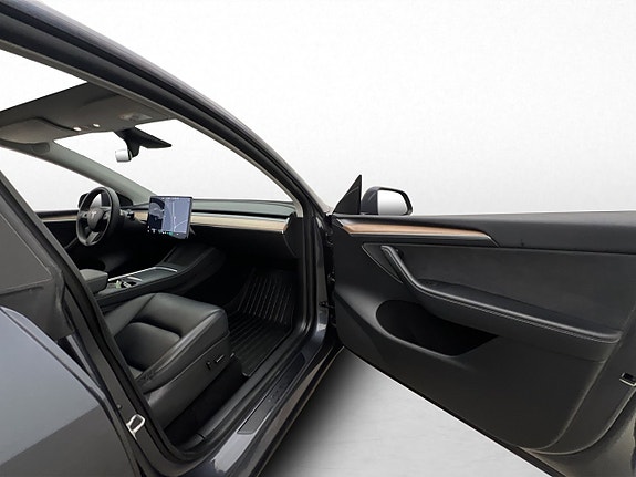 Tesla Model Y 27 of 30