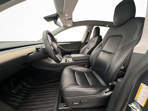 Tesla Model Y 13 of 30