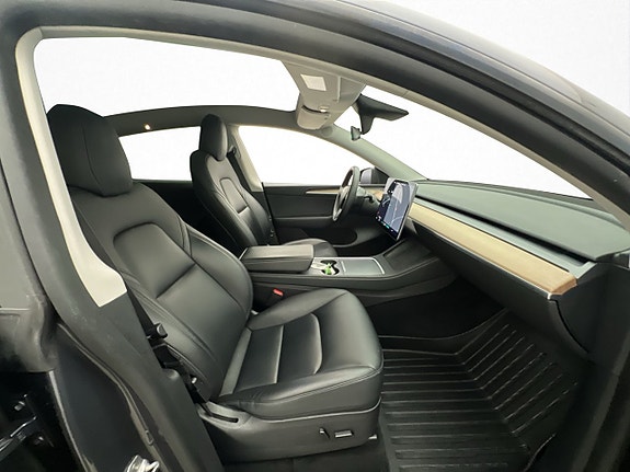 Tesla Model Y 26 of 30