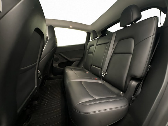Tesla Model Y 28 of 30