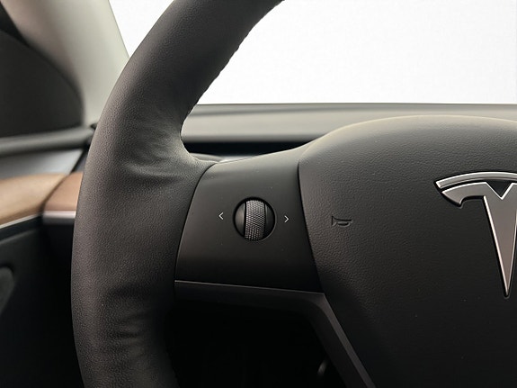 Tesla Model Y 20 of 30