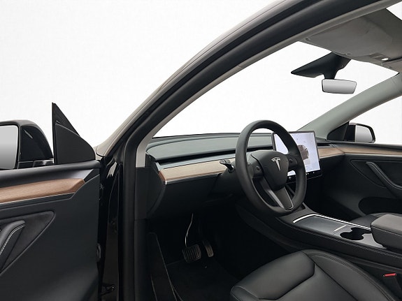 Tesla Model Y 12 of 30