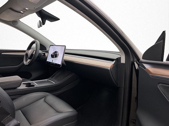 Tesla Model Y 17 of 30