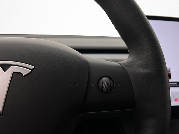 Tesla Model Y 21 of 30