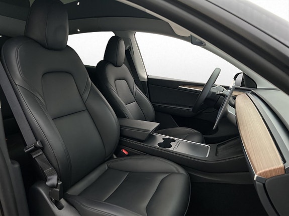 Tesla Model Y 16 of 30