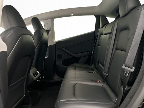 Tesla Model Y 18 of 30