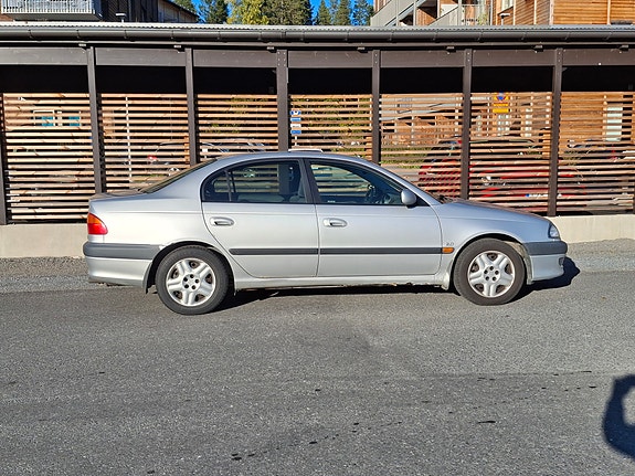 Toyota Avensis 2 of 2