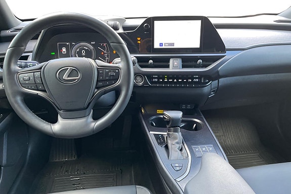 Lexus UX250h 8 of 26
