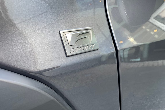 Lexus UX250h 19 of 26