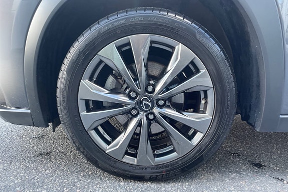 Lexus UX250h 15 of 26