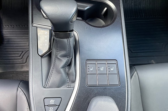 Lexus UX250h 22 of 26