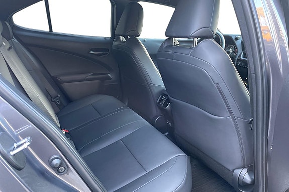 Lexus UX250h 7 of 26