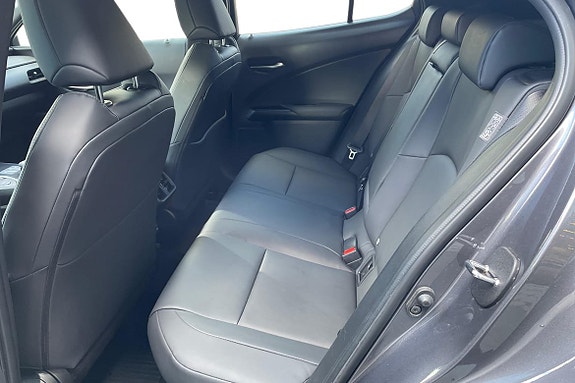 Lexus UX250h 11 of 26