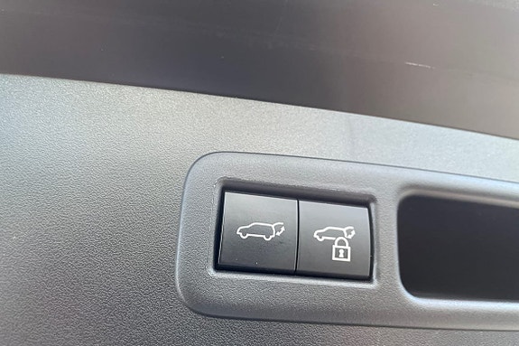 Lexus UX250h 24 of 26