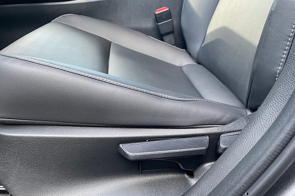 Lexus UX250h 21 of 26