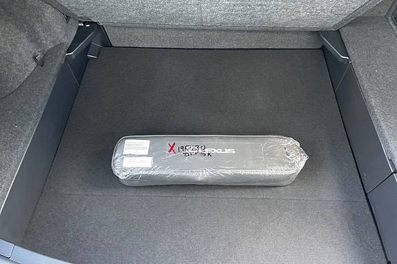 Lexus UX250h 25 of 26