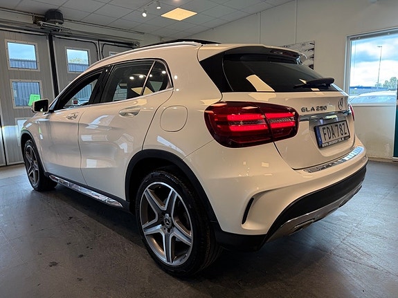 Mercedes-Benz GLA250 3 of 27