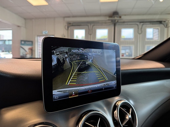 Mercedes-Benz GLA250 14 of 27