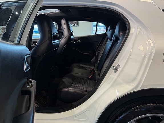Mercedes-Benz GLA250 22 of 27