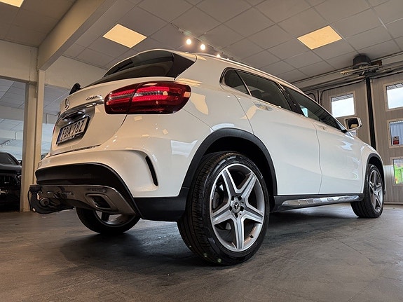 Mercedes-Benz GLA250 4 of 27