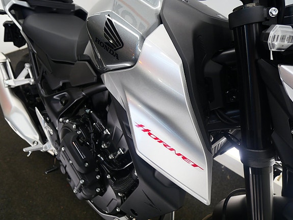 Honda CB750 Hornet E-Clutch Demo 6 of 6
