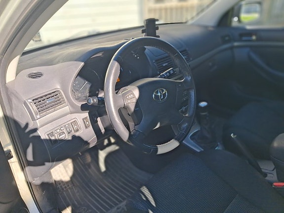 Toyota Avensis 4 of 4