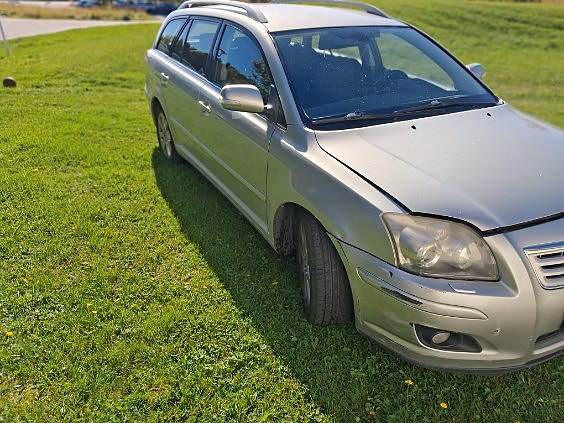 Toyota Avensis 2 of 4