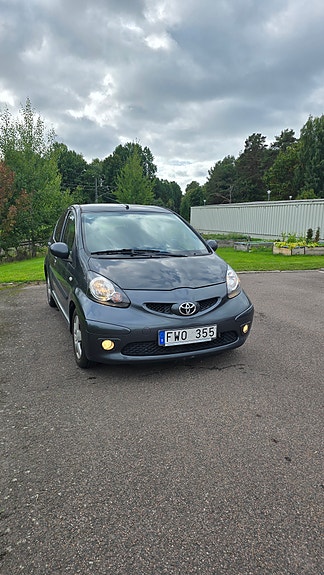 Toyota Aygo 2 of 7