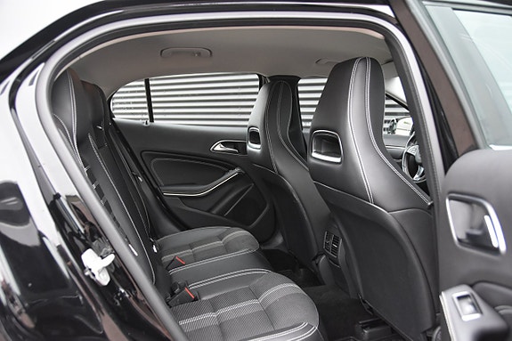Mercedes-Benz GLA200 11 of 18