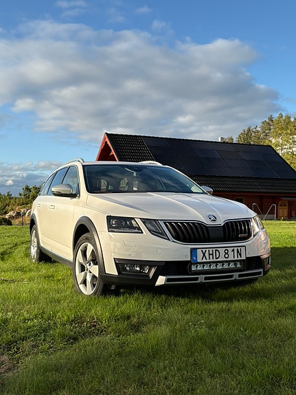 Skoda Octavia Scout 2 of 9